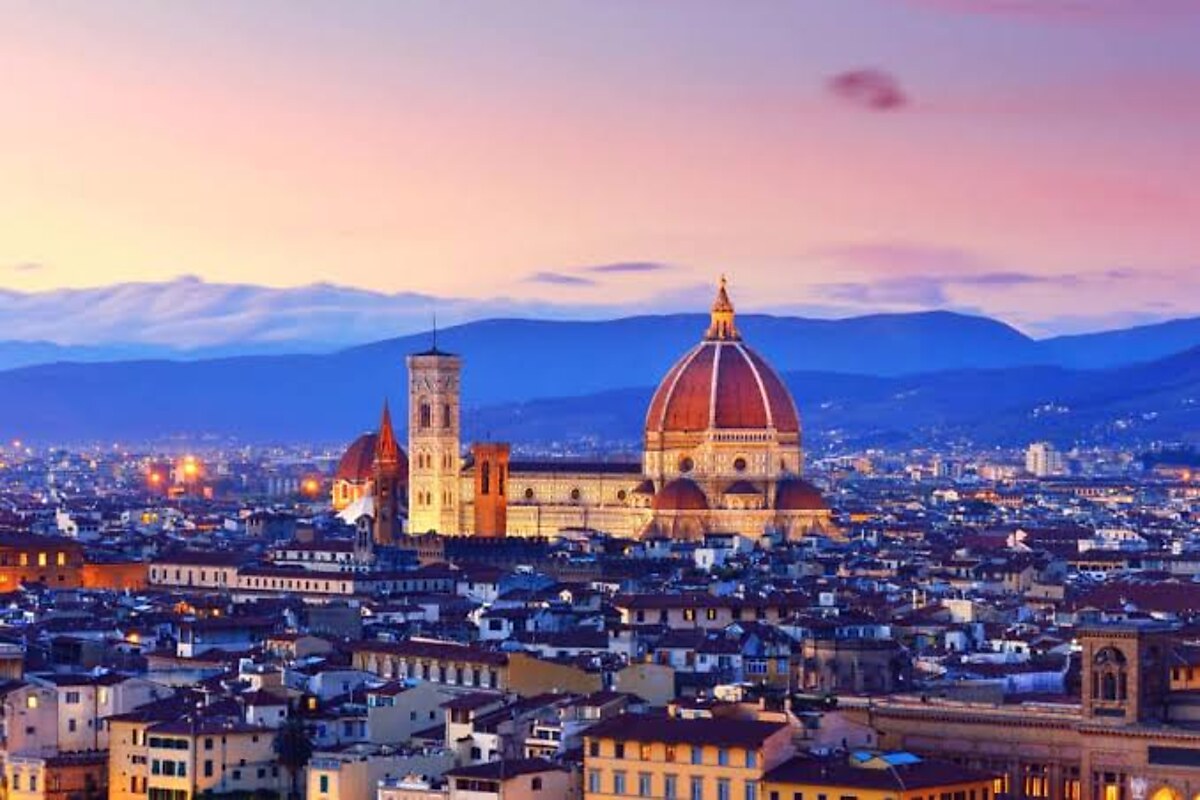 Panorama Florencji o zachodzie słońca z katedrą Santa Maria del Fiore