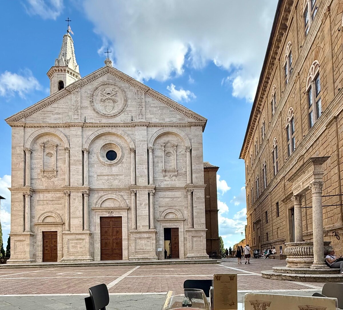 Katedra w Pienzy widziana z placu Piazza Pio II