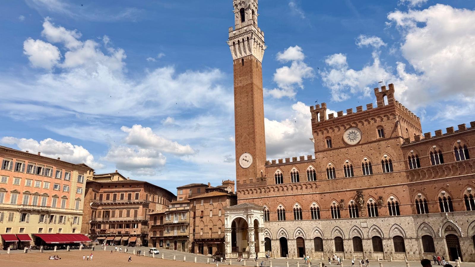 Piazza del Campo z wieżą Torre del Mangia w tle