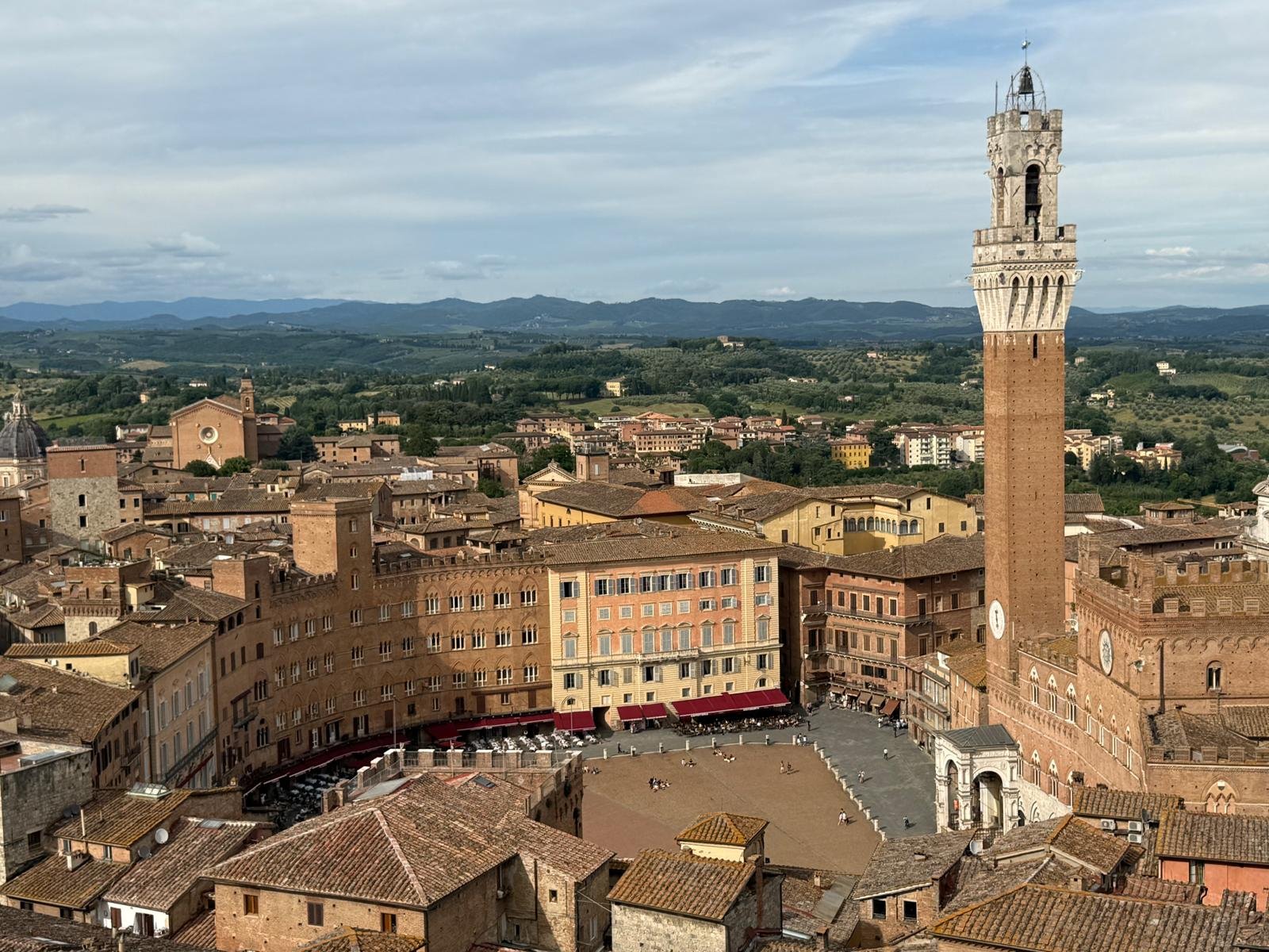 Widok z lotu ptaka na Piazza del Campo i wieżę Torre del Mangia